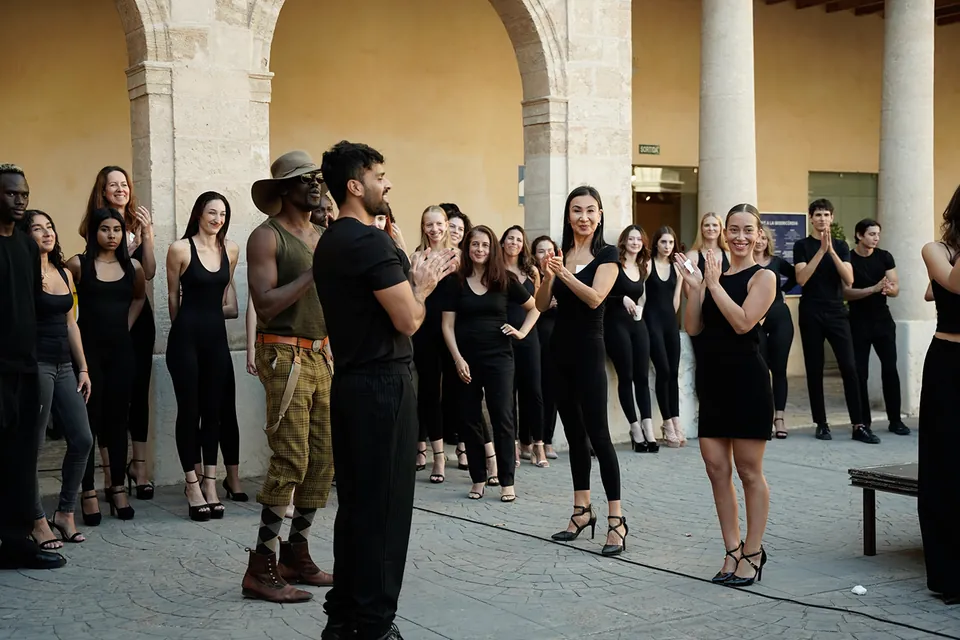 Models des Castings 2025 applaudieren im Innenhof von La Misericòrdia