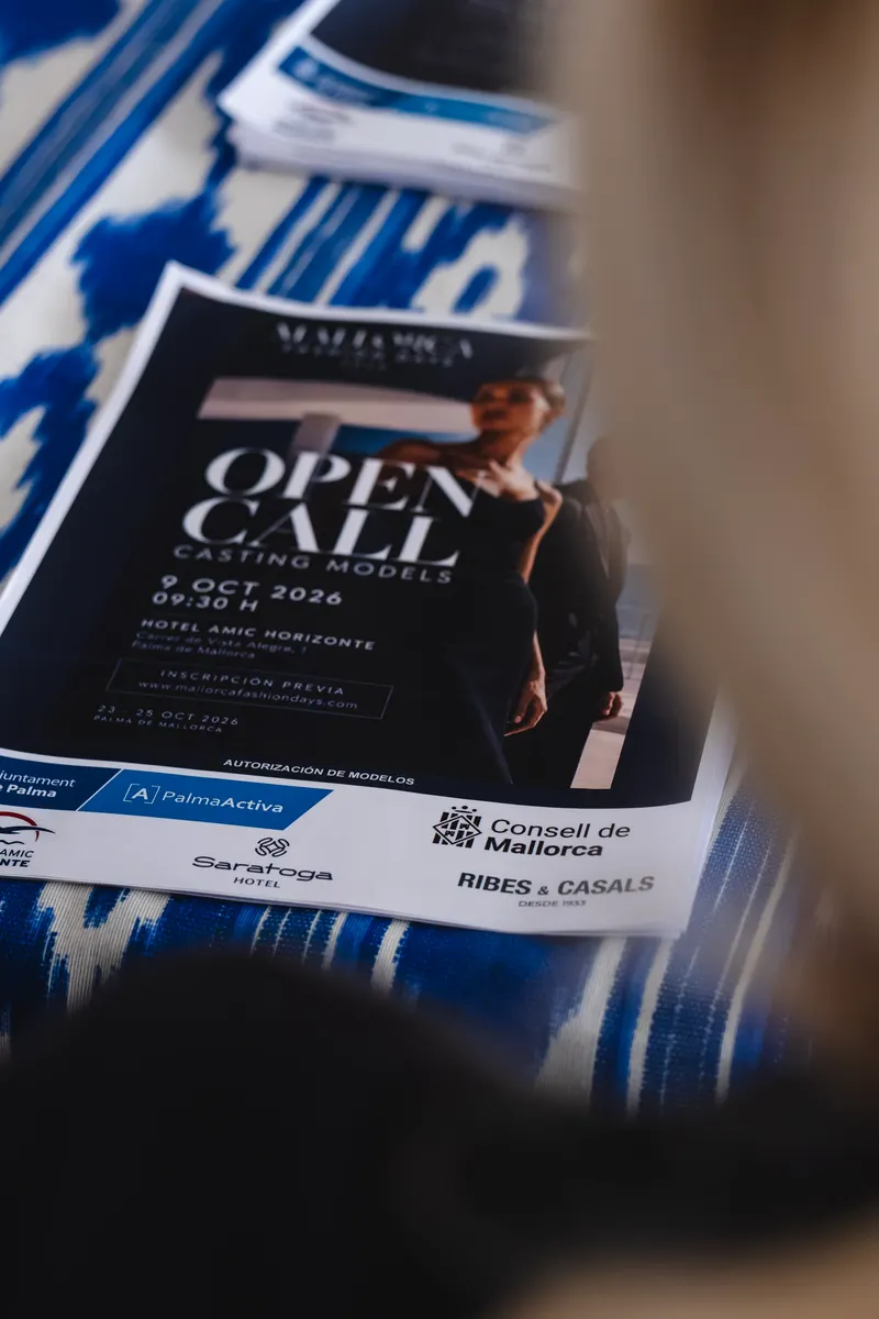 El cartel del casting sobre la mesa de inscripción: «Open call, casting models», 9 de octubre de 2026, Hotel Amic Horizonte