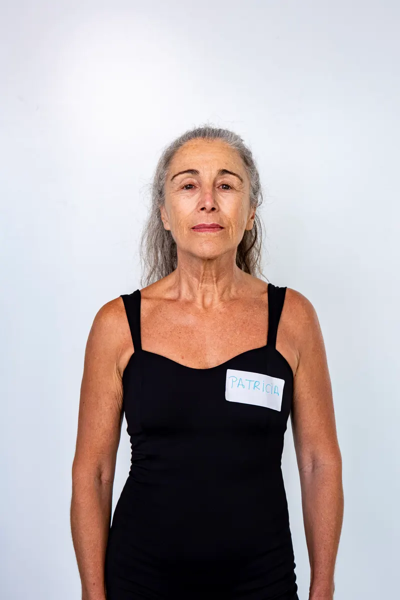 Una candidata de pelo gris y camiseta de tirantes negra, de frente, en la prueba de fotos