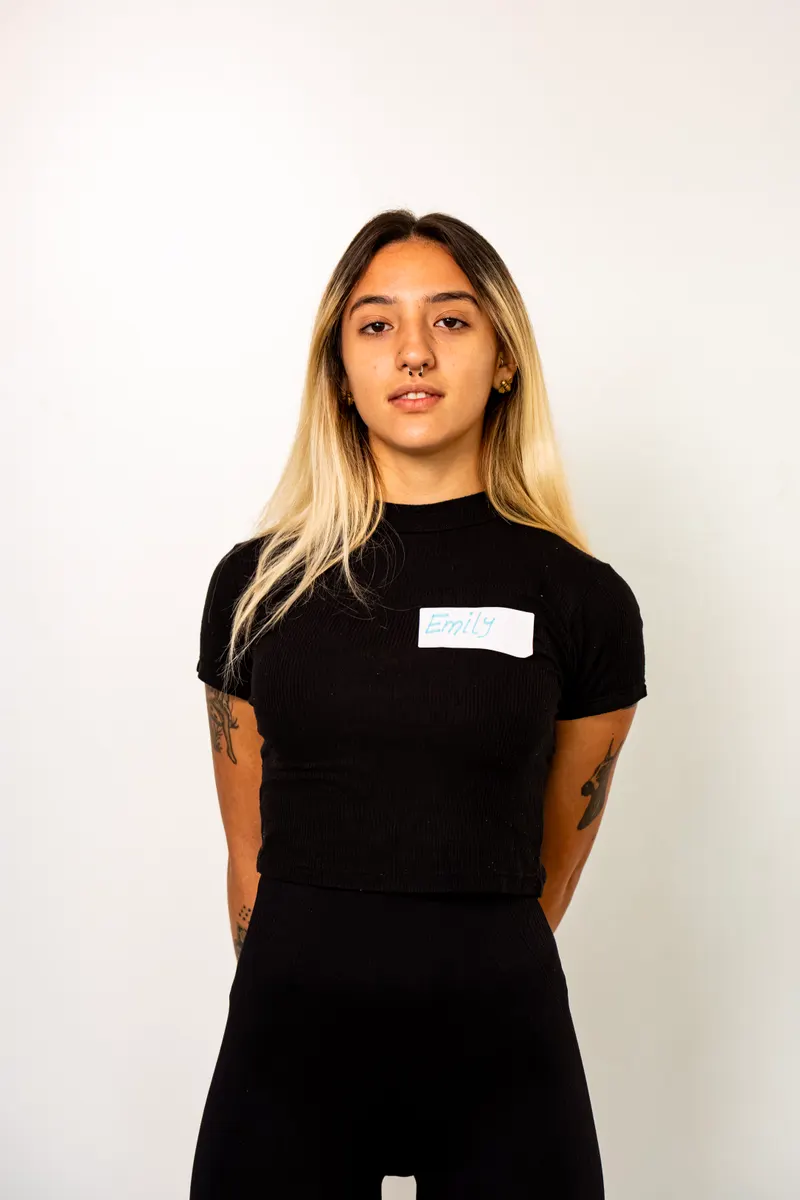 Una candidata de pelo rubio con camiseta negra, de frente