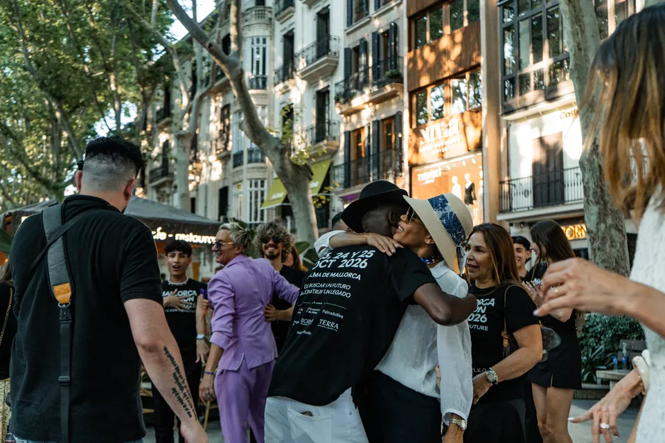Mitwirkende von Mallorca Fashion Days im T-Shirt der Ausgabe, in einer Straße im Zentrum von Palma