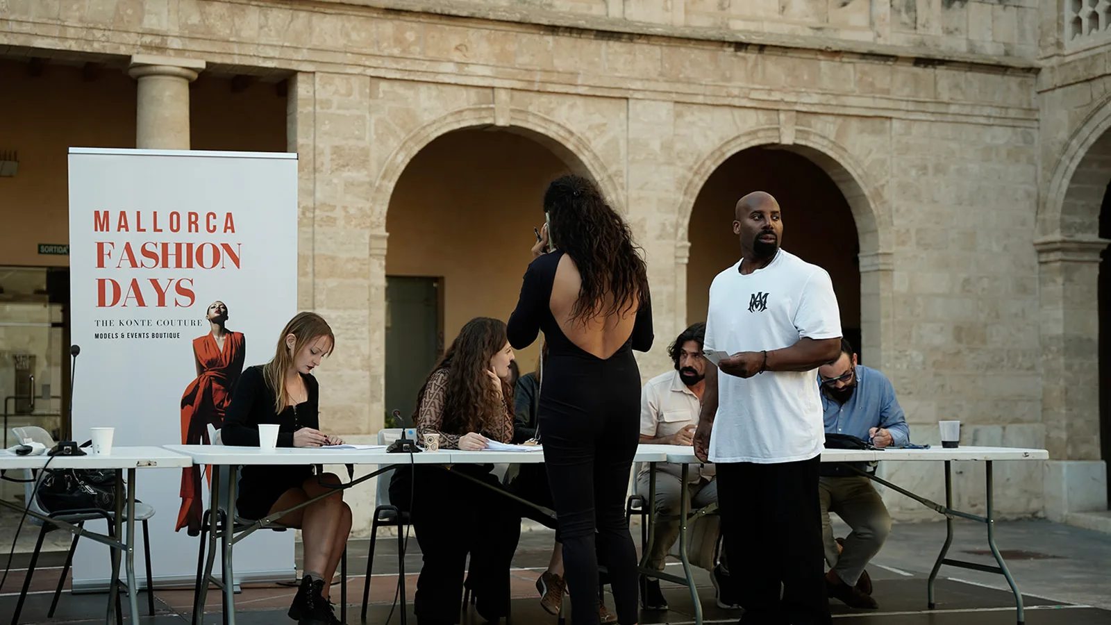 La mesa del casting de 2025 en La Misericòrdia, con el equipo trabajando y el cartel de Mallorca Fashion Days detrás