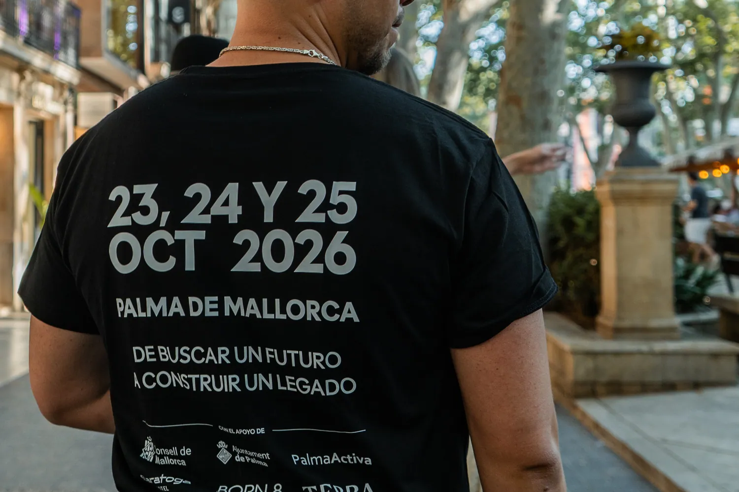 Ein Mann von hinten im T-Shirt der Ausgabe, 23., 24. und 25. Oktober 2026 in Palma de Mallorca, in einer Straße im Zentrum